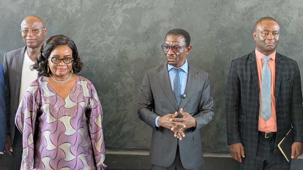 Le Ministre de l'Education Nationale, Mama Omorou, a officiellement lancé ce lundi 14 septembre au matin, le démarrage effectif de l'année scolaire 2026-2027. Accompagné des cadres du Ministère de l'Education Nationale, il a officiellement lancé le démarrage de l'année au Lycée scientifique de Lomé Tokoin, aux côtés de Madame Zouréhatou Kassa-Traoré, Gouverneur du District Autonome du Grand Lomé (DAGL). Pour s’assurer de l’effectivité de la reprise des classes, le ministre de l’Éducation nationale, a ensuite conduit la délégation dans plusieurs autres établissements du Grand Lomé.