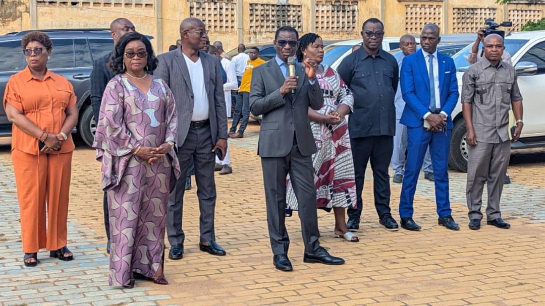 Le Ministre de l'Education Nationale, Mama Omorou, a officiellement lancé ce lundi 14 septembre au matin, le démarrage effectif de l'année scolaire 2026-2027. Accompagné des cadres du Ministère de l'Education Nationale, il a officiellement lancé le démarrage de l'année au Lycée scientifique de Lomé Tokoin, aux côtés de Madame Zouréhatou Kassa-Traoré, Gouverneur du District Autonome du Grand Lomé (DAGL). Pour s’assurer de l’effectivité de la reprise des classes, le ministre de l’Éducation nationale, a ensuite conduit la délégation dans plusieurs autres établissements du Grand Lomé.