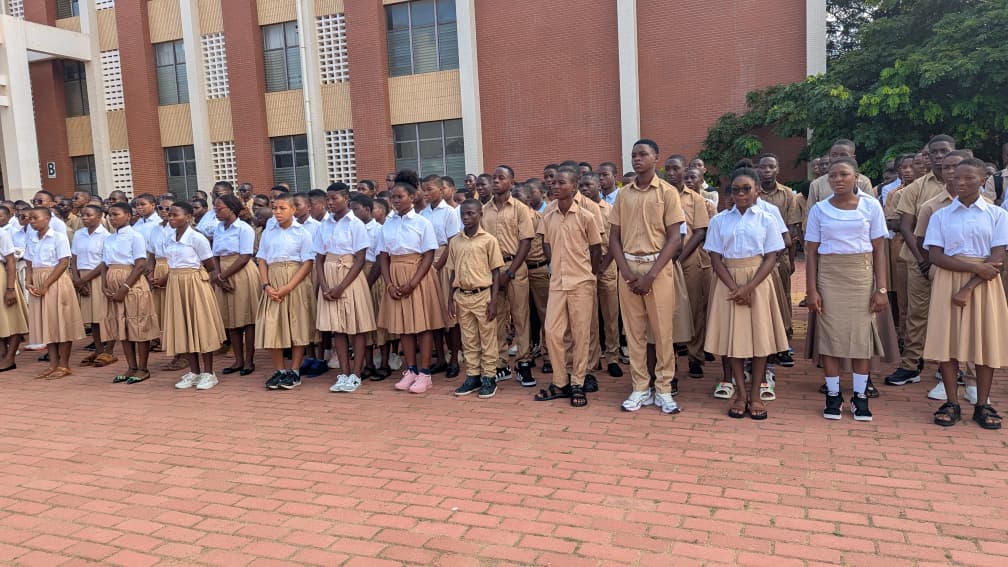 Le Ministre de l'Education Nationale, Mama Omorou, a officiellement lancé ce lundi 14 septembre au matin, le démarrage effectif de l'année scolaire 2026-2027. Accompagné des cadres du Ministère de l'Education Nationale, il a officiellement lancé le démarrage de l'année au Lycée scientifique de Lomé Tokoin, aux côtés de Madame Zouréhatou Kassa-Traoré, Gouverneur du District Autonome du Grand Lomé (DAGL). Pour s’assurer de l’effectivité de la reprise des classes, le ministre de l’Éducation nationale, a ensuite conduit la délégation dans plusieurs autres établissements du Grand Lomé.