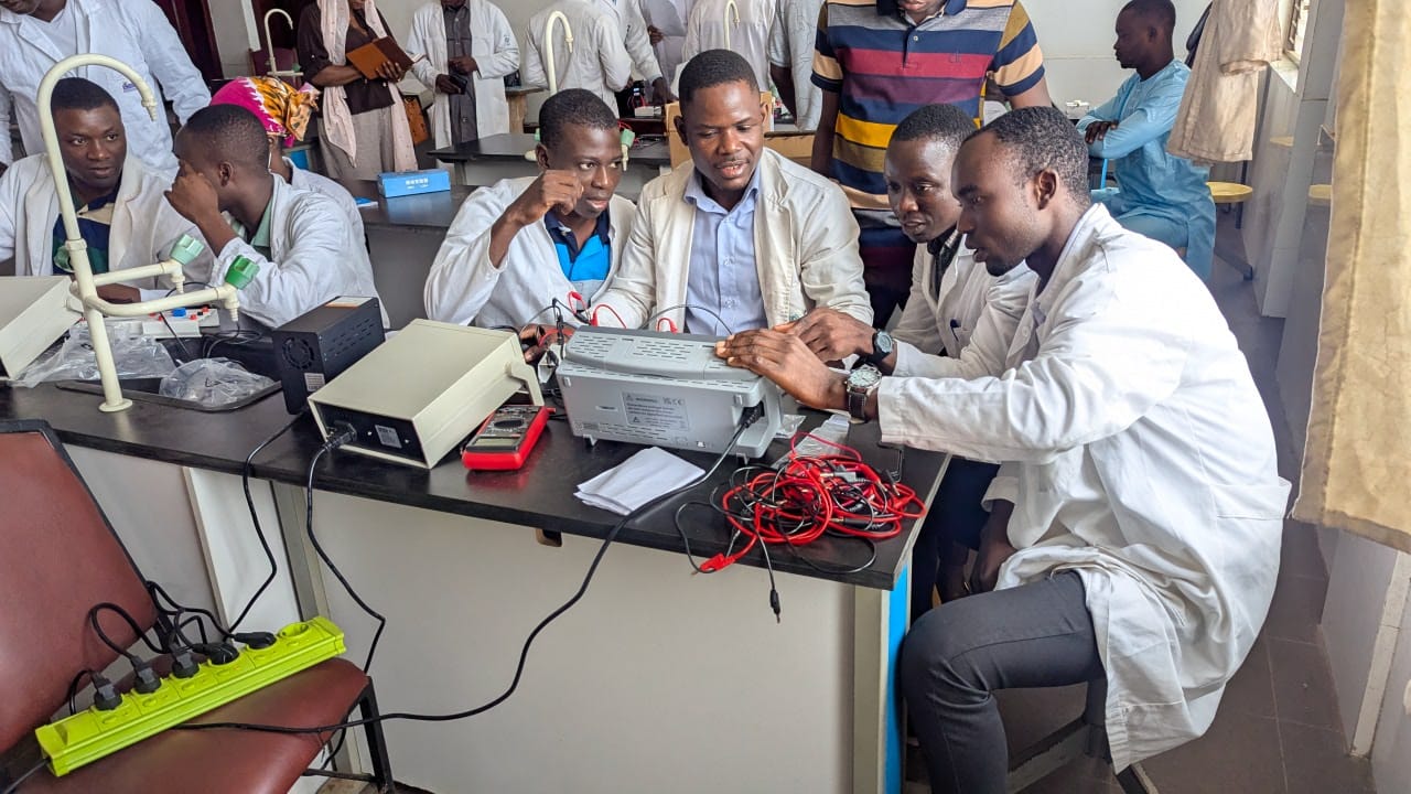 Après plusieurs semaines d’apprentissage, de renforcement des compétences et de préparation à la fonction enseignante, la formation spécifique des nouveaux professeurs de mathématiques et de sciences physiques du second cycle du secondaire a officiellement pris fin ce mercredi 30 septembre au Lycée scientifique de Lomé. La cérémonie de clôture s’est déroulée en présence du ministre de l’Éducation nationale, Mama Omorou, ainsi que de plusieurs responsables et acteurs du système éducatif. Elle marque une étape importante dans le parcours des enseignants recrutés dans ces disciplines au titre du concours national de recrutement des fonctionnaires enseignants de 2026.