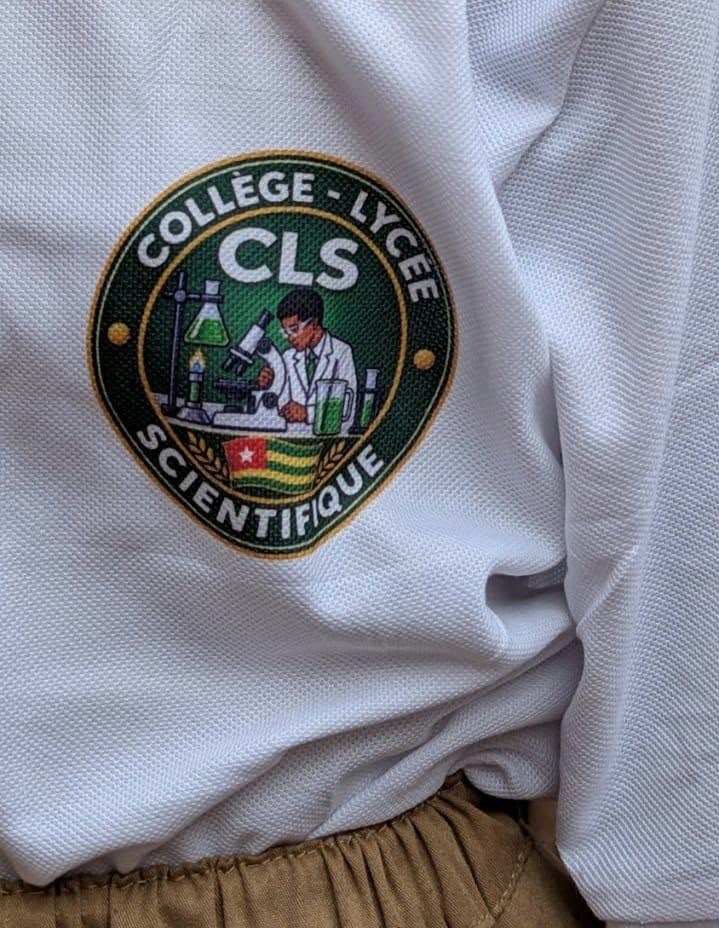 Les élèves du Lycée scientifique de Lomé ont exprimé, ce mercredi 21 octobre, leur reconnaissance au président du Conseil pour son geste de solidarité en faveur des apprenants. Cette cérémonie de remerciement fait suite à un don de tenues scolaires destiné aux élèves des collèges et lycées scientifiques.